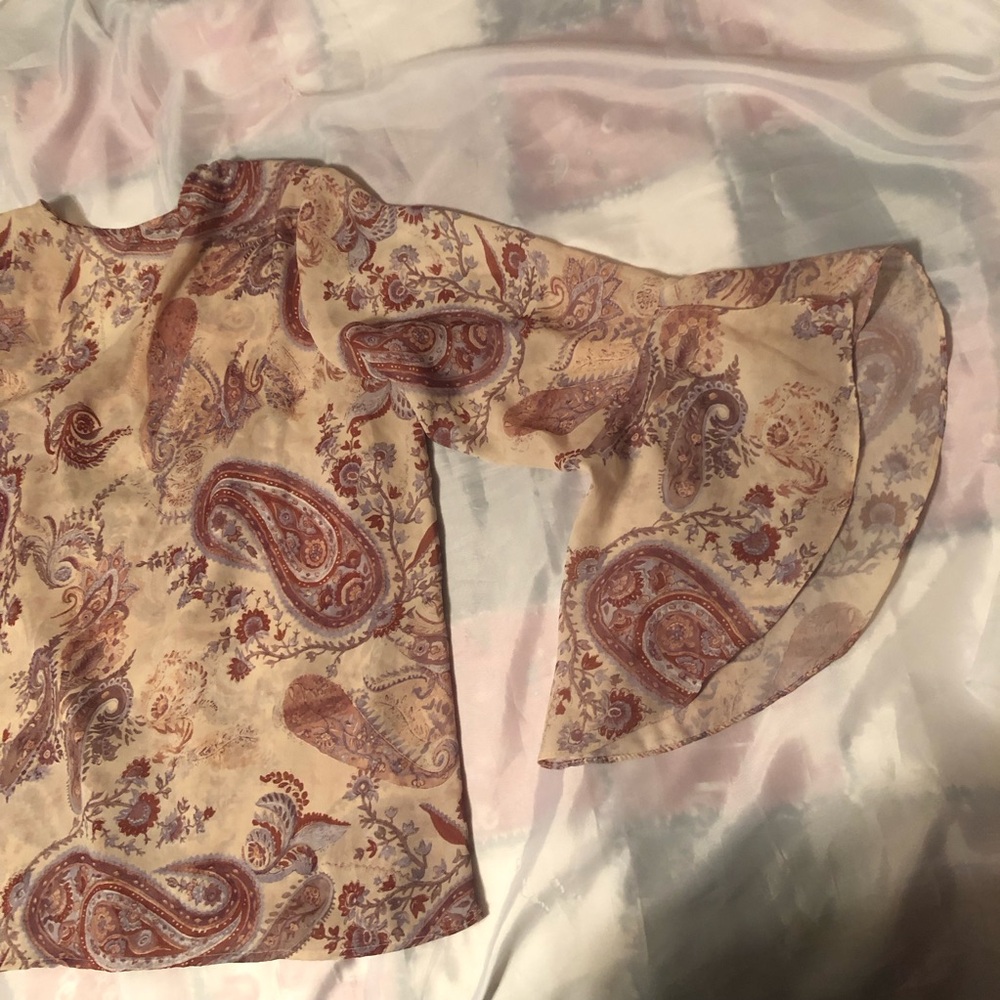 Top, flair sleeves, pull on v neck .Dress Barn paisley Multicolor earth tones